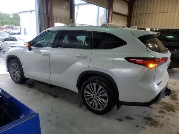 5TDGZRBH4NS195276 2022 TOYOTA HIGHLANDER - Image 2