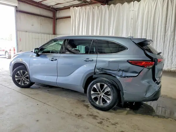 5TDGZRBH4NS225280 2022 TOYOTA HIGHLANDER - Image 2