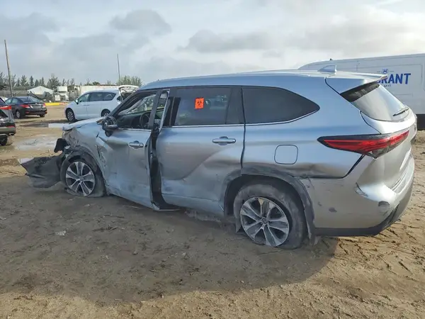 5TDGZRBH4NS231578 2022 TOYOTA HIGHLANDER - Image 2
