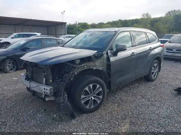 5TDGZRBH4NS236795 2022 TOYOTA HIGHLANDER - Image 2