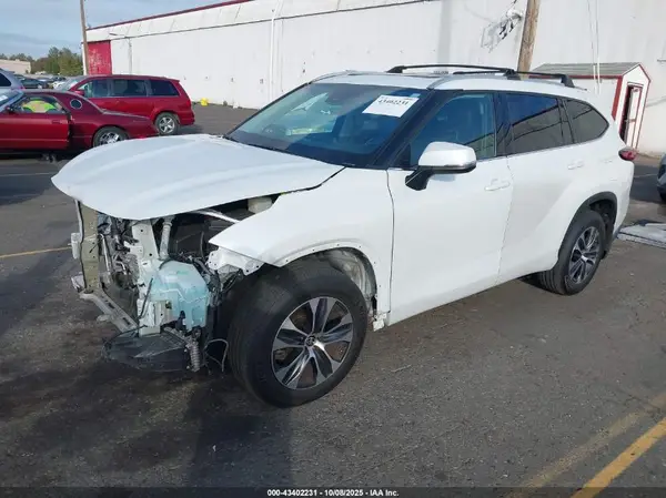 5TDGZRBH4NS241060 2022 TOYOTA HIGHLANDER - Image 2