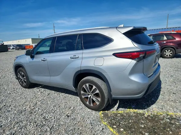 5TDGZRBH4NS241074 2022 TOYOTA HIGHLANDER - Image 2