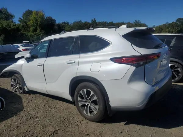 5TDGZRBH4NS241575 2022 TOYOTA HIGHLANDER - Image 2