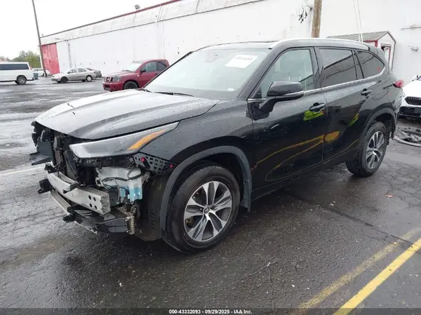 5TDGZRBH4NS255928 2022 TOYOTA HIGHLANDER - Image 2