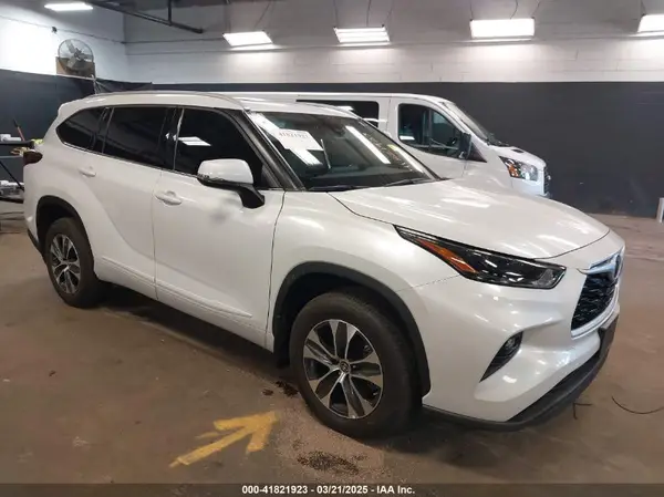 5TDGZRBH4NS256609 2022 TOYOTA HIGHLANDER - Image 1