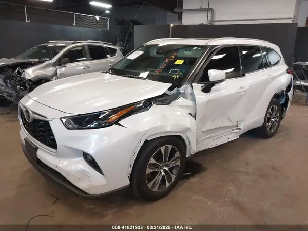 5TDGZRBH4NS256609 2022 TOYOTA HIGHLANDER - Image 2