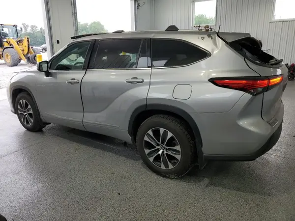 5TDGZRBH4NS560801 2022 TOYOTA HIGHLANDER - Image 2