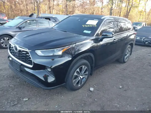 5TDGZRBH4NS562712 2022 TOYOTA HIGHLANDER - Image 2