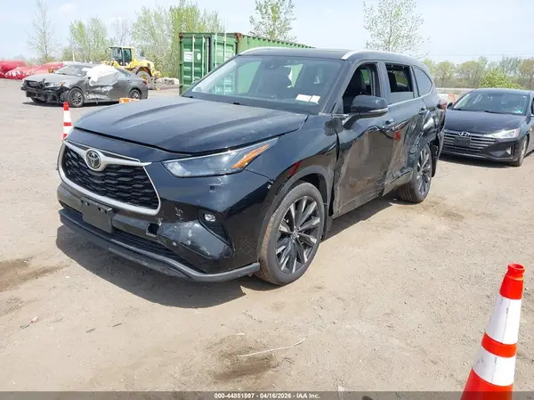 5TDGZRBH4NS563794 2022 TOYOTA HIGHLANDER - Image 2