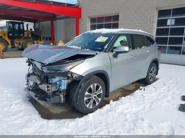 5TDGZRBH4NS564587 2022 TOYOTA HIGHLANDER - Image 2