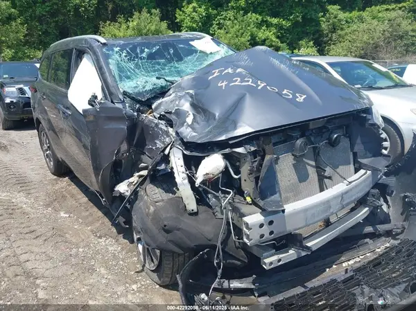 5TDGZRBH4NS567876 2022 TOYOTA HIGHLANDER - Image 1