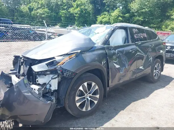 5TDGZRBH4NS567876 2022 TOYOTA HIGHLANDER - Image 2