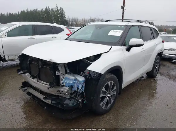 5TDGZRBH4NS568591 2022 TOYOTA HIGHLANDER - Image 2