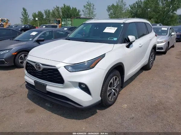 5TDGZRBH4NS576061 2022 TOYOTA HIGHLANDER - Image 2
