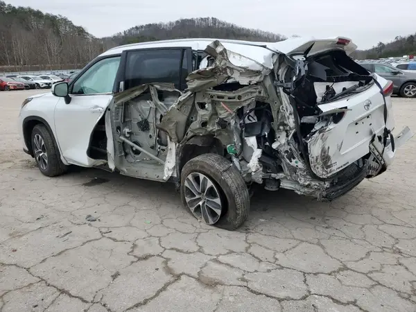 5TDGZRBH4NS576979 2022 TOYOTA HIGHLANDER - Image 2