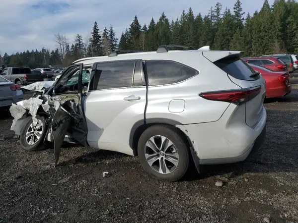 5TDGZRBH4NS582085 2022 TOYOTA HIGHLANDER - Image 2