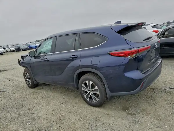5TDGZRBH4NS582152 2022 TOYOTA HIGHLANDER - Image 2