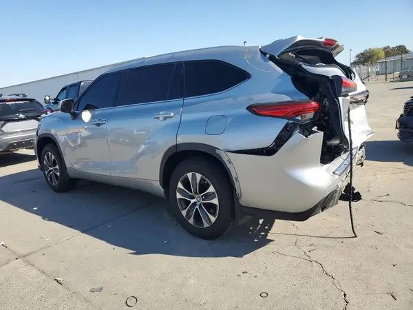 5TDGZRBH4NS583933 2022 TOYOTA HIGHLANDER - Image 2