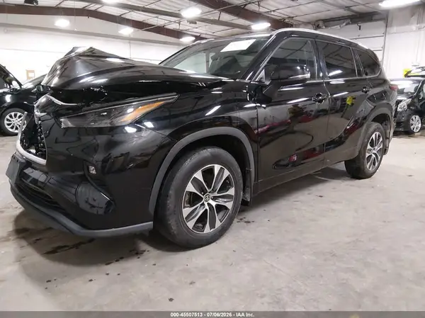5TDGZRBH4NS584144 2022 TOYOTA HIGHLANDER - Image 2