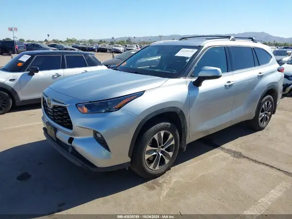 5TDGZRBH4NS585651 2022 TOYOTA HIGHLANDER - Image 2