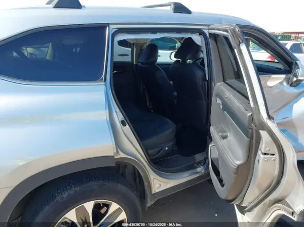 5TDGZRBH4NS585651 2022 TOYOTA HIGHLANDER - Image 8