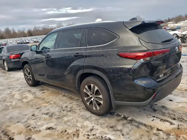 5TDGZRBH4NS587495 2022 TOYOTA HIGHLANDER - Image 2