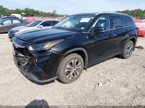 5TDGZRBH4NS590526 2022 TOYOTA HIGHLANDER - Image 2