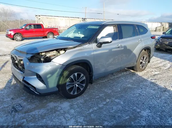5TDGZRBH4NS593118 2022 TOYOTA HIGHLANDER - Image 2