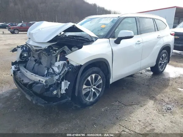 5TDGZRBH4NS593197 2022 TOYOTA HIGHLANDER - Image 2