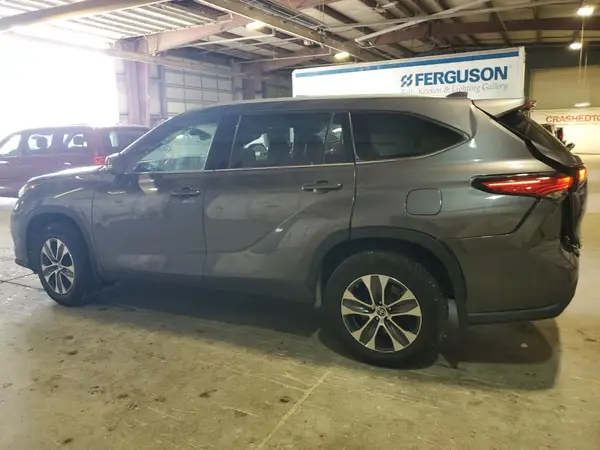 5TDGZRBH4NS593541 2022 TOYOTA HIGHLANDER - Image 2