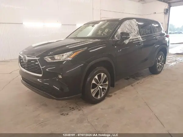 5TDGZRBH4NS596147 2022 TOYOTA HIGHLANDER - Image 2