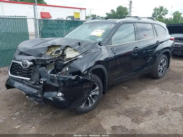 5TDGZRBH4NS596326 2022 TOYOTA HIGHLANDER - Image 2