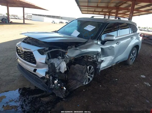 5TDGZRBH5LS514651 2020 TOYOTA HIGHLANDER - Image 2