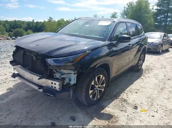 5TDGZRBH5MS064033 2021 TOYOTA HIGHLANDER - Image 2