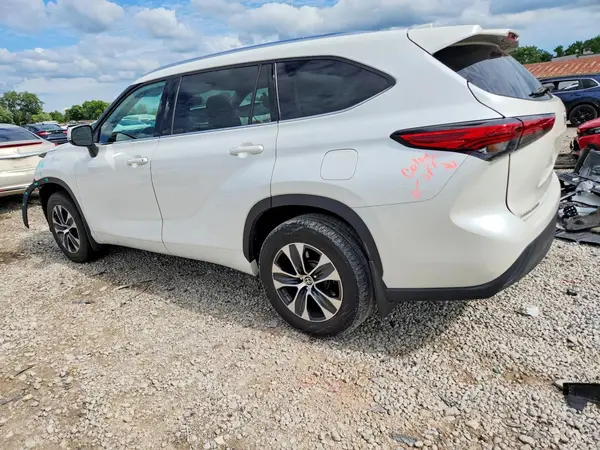 5TDGZRBH5MS065974 2021 TOYOTA HIGHLANDER - Image 2
