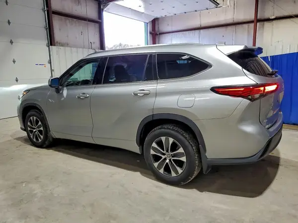 5TDGZRBH5MS072505 2021 TOYOTA HIGHLANDER - Image 2