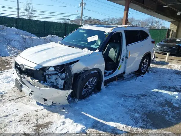 5TDGZRBH5MS104661 2021 TOYOTA HIGHLANDER - Image 2