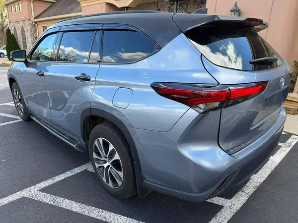 5TDGZRBH5MS105485 2021 TOYOTA HIGHLANDER - Image 2