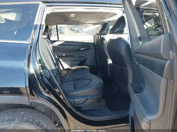 5TDGZRBH5MS108953 2021 TOYOTA HIGHLANDER - Image 8