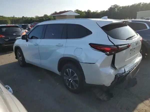 5TDGZRBH5MS110489 2021 TOYOTA HIGHLANDER - Image 2