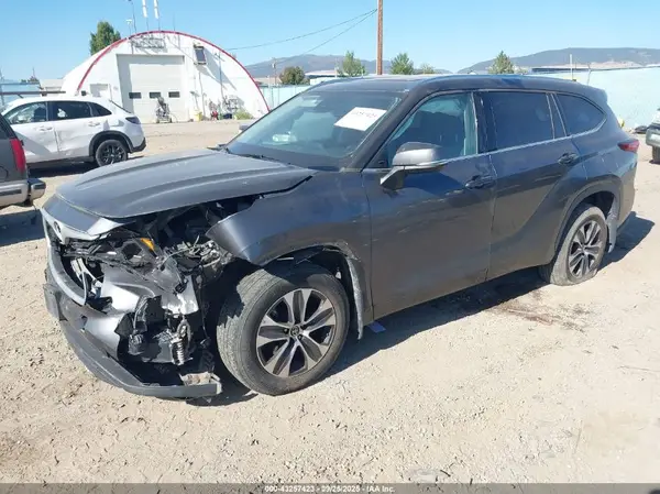 5TDGZRBH5MS129088 2021 TOYOTA HIGHLANDER - Image 2