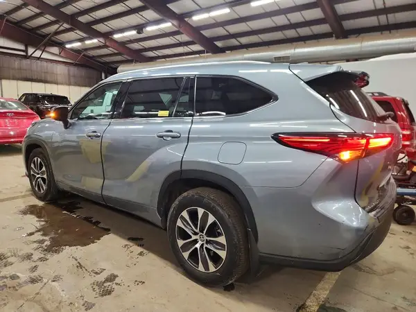 5TDGZRBH5MS144349 2021 TOYOTA HIGHLANDER - Image 2
