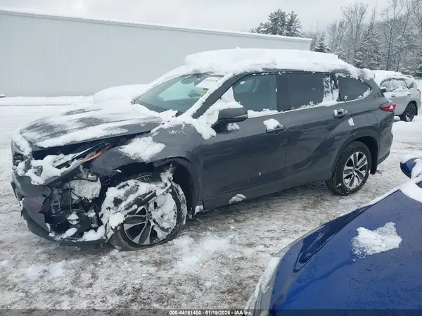 5TDGZRBH5MS156808 2021 TOYOTA HIGHLANDER - Image 2