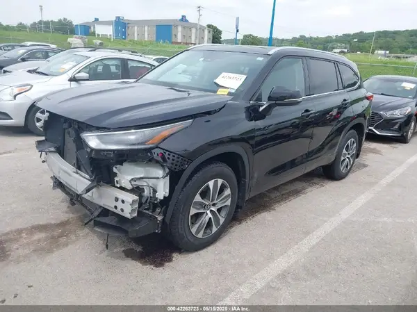 5TDGZRBH5MS160549 2021 TOYOTA HIGHLANDER - Image 2