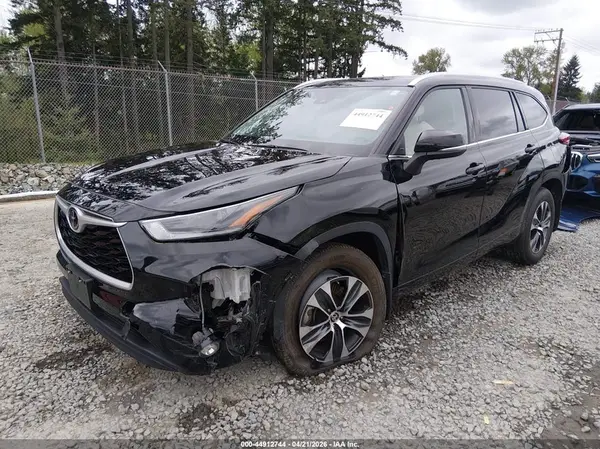5TDGZRBH5MS524386 2021 TOYOTA HIGHLANDER - Image 2