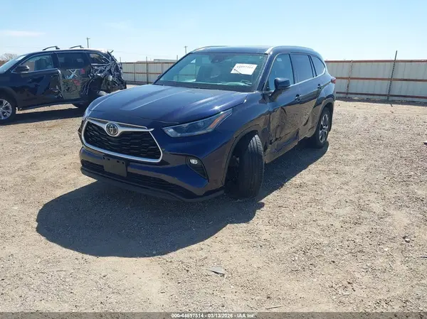 5TDGZRBH5MS524565 2021 TOYOTA HIGHLANDER - Image 2