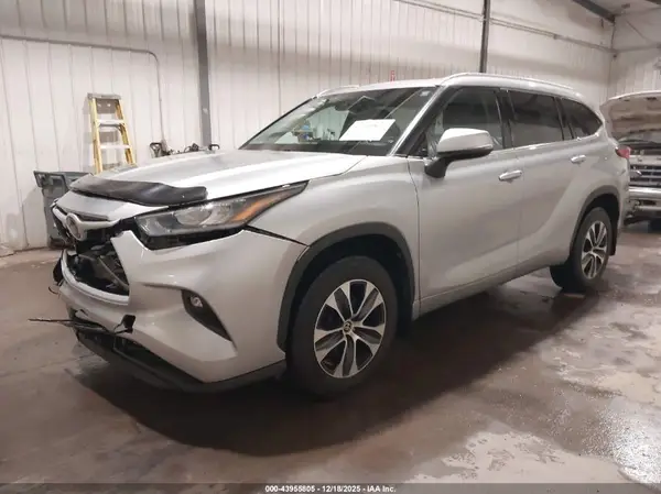 5TDGZRBH5MS549871 2021 TOYOTA HIGHLANDER - Image 2