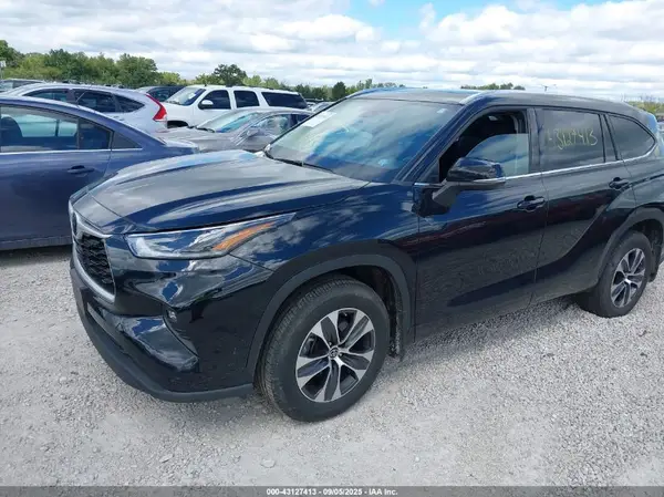 5TDGZRBH5MS557131 2021 TOYOTA HIGHLANDER - Image 2