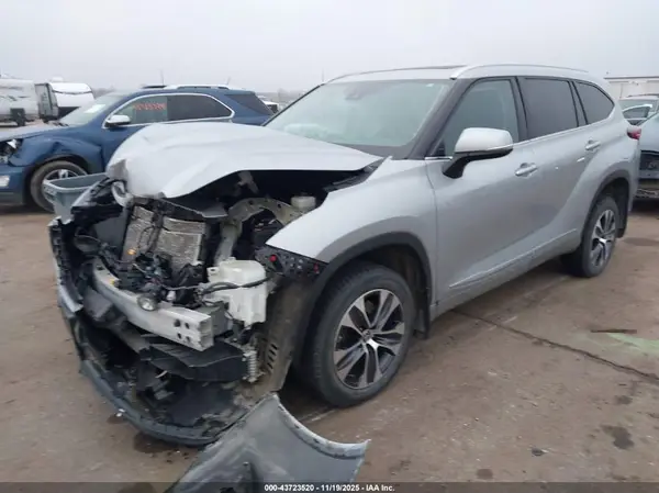 5TDGZRBH5MS557209 2021 TOYOTA HIGHLANDER - Image 2