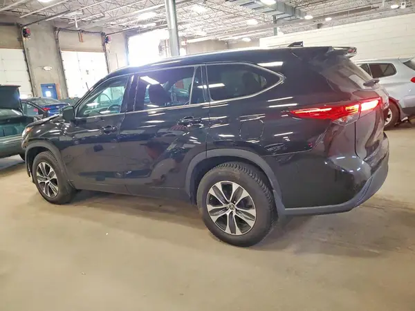 5TDGZRBH5MS558019 2021 TOYOTA HIGHLANDER - Image 2